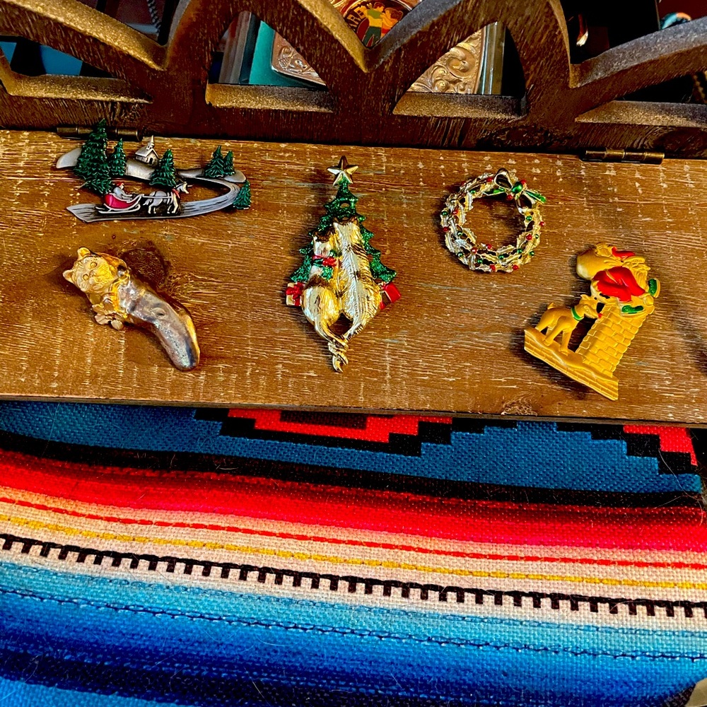 Christmas brooches. 5 total.